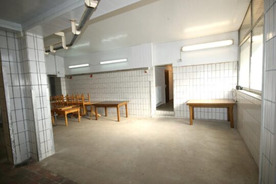 Halle/ Produktion zum Eingang Büro