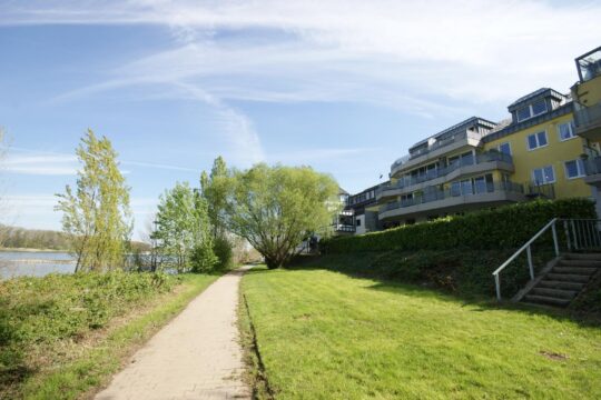 Hausansicht mit Rhein