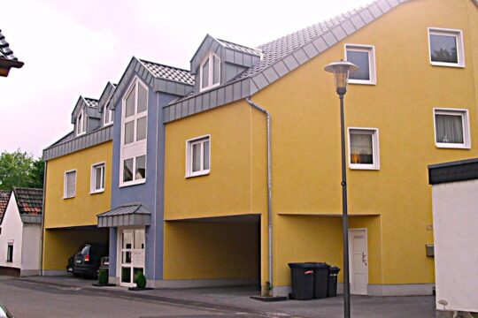 Hauseingang mit Carport