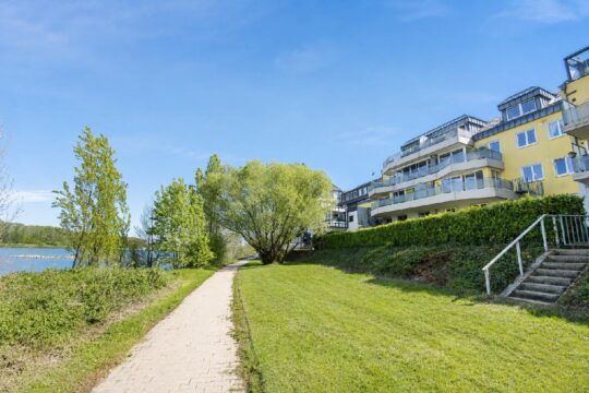 Hausansicht mit Rhein