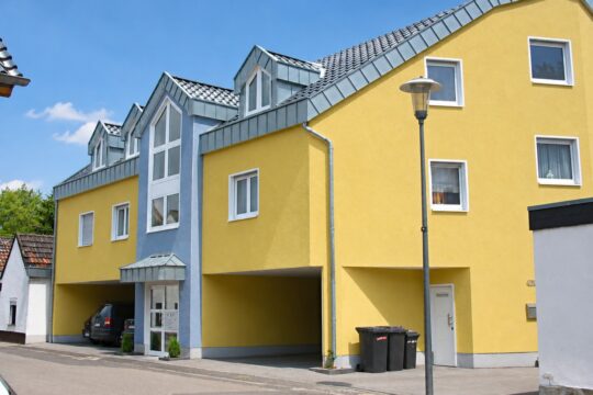 Hauseingang mit Carport