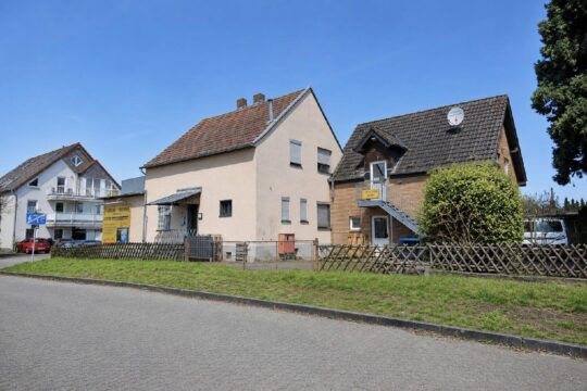 Seitenansicht mit Bürogebäude